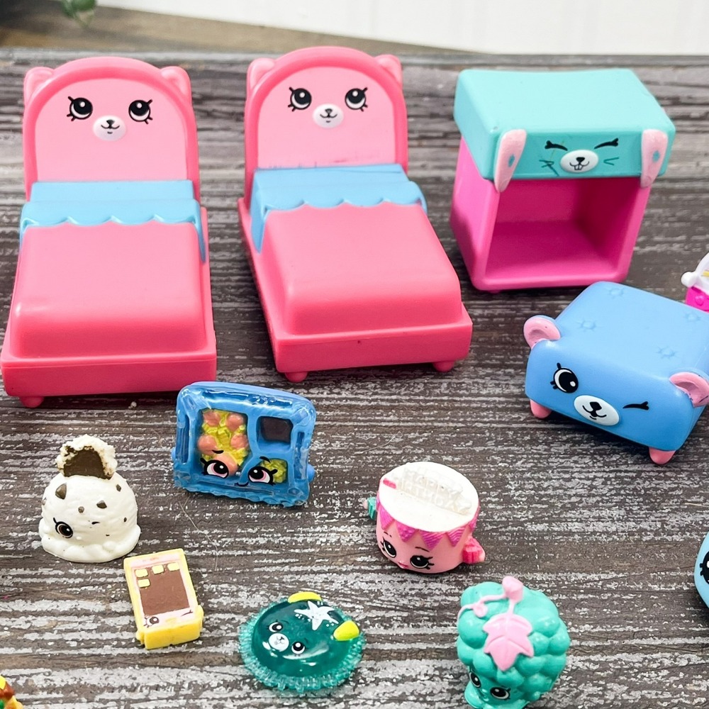 Mixed Lot 19 Pieces Shopkins Furniture & Accessories Moose Toys - Picture 2 of 5